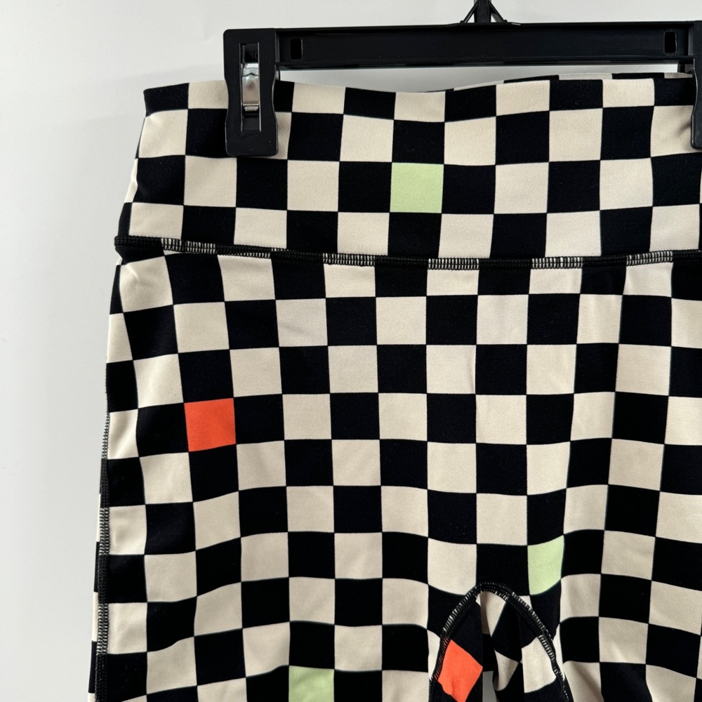 Fabletics Motion Checkerboard Biker Shorts Size M - Picture 2 of 9